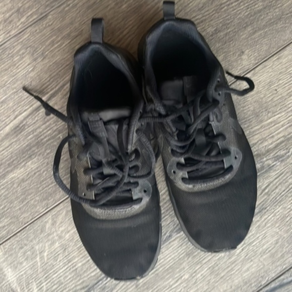 Nike shoes air youth size 5 or women’s size 6.5